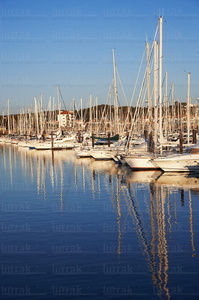 05717-Yates y veleros en el puerto deportivo de Hendaya, Lapurdi, Francia