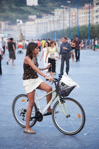 05785-Chica en bicicleta en el Paseo de la Zurriola. san Sebastián, Gipuzkoa, Euskadi