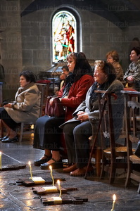 05855-Mujeres con argizaiolas en la Iglesia de San Bartolomé Am