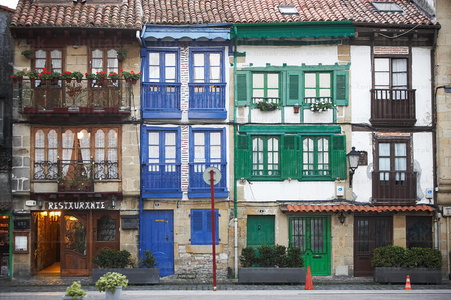 05923-Casas en la Plaza de Armas. Hondarribia, Gipuzkoa, Euskadi