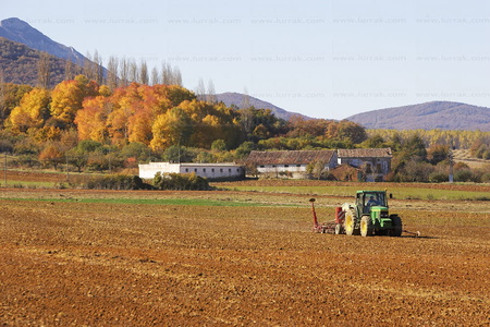 06021 -Agricultor arando el campo con un tractor. Bernedo, Alava