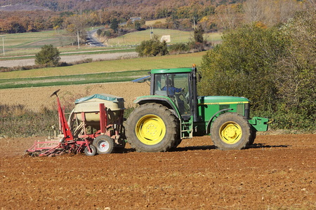 06022 -Agricultor arando el campo con un tractor. Bernedo, Alava
