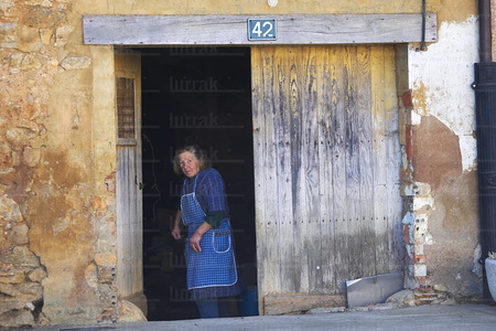 06029 -Anciana en la puerta de su casa. Lagrán, Alava, Euskadi