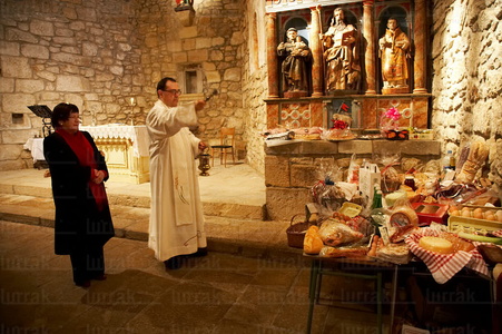 06080 -Sacerdote bendiciendo los productos donados para la subas