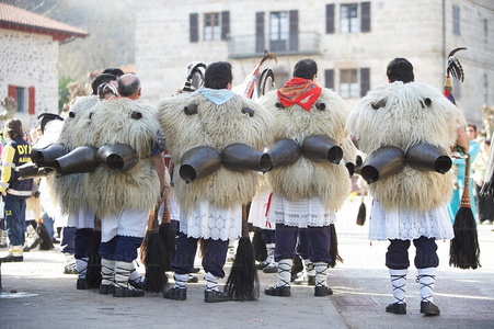 06413-Cencerros de los Zanpantzar. Carnavales de Ituren. Navarra