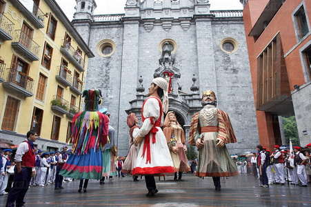 06517-Gigantes antes de la procesion. Fiestas de San Juan. Tolosa, Gipuzkoa, Euskadi