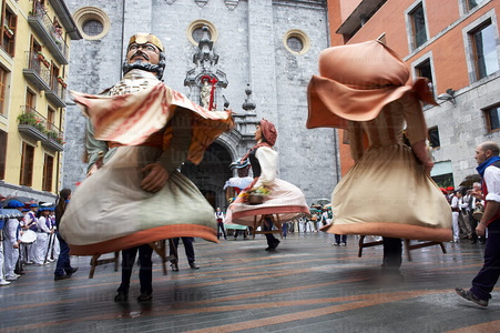 06518-Gigantes antes de la procesion. Fiestas de San Juan. Tolosa, Gipuzkoa, Euskadi