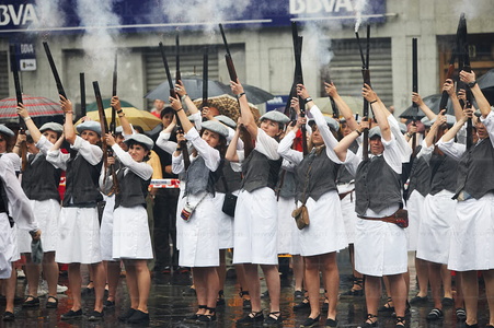 06545-Mujeres escopeteas disparando. Fiestas de San Juan. Tolosa, Gipuzkoa, Euskadi