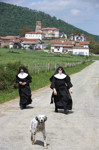 06621-Monjas y perro abandonan Lizaso. Valle de Ulzama, Navarra