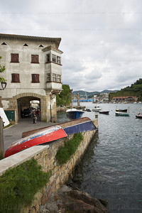 07043-Pasaia Donibane con el río Oiartzun, Gipuzkoa, Euskadi
