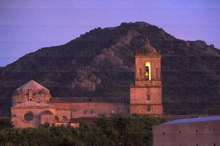 07825-Monasterio de Iratxe con Montejurra detras. Ayegui, Navarr