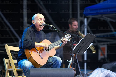 07858-Mikel Laboa en una actuación. Donostia, Gipuzkoa, Euskadi