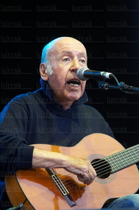 07859-Mikel Laboa en una actuación. Donostia, Gipuzkoa, Euskadi