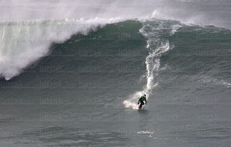 08465-Surfista con Olas Gigantes. Playa Gris, Getaria, Gipuzkoa,