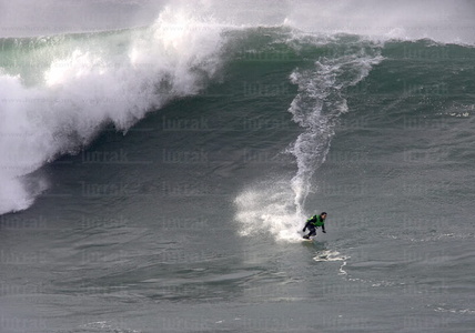 08466-Surf con Olas Gigantes. Zumaia, Gipuzkoa, Euskadi