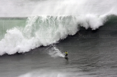 08470-Surfista con olas grandes en Playa Gris. Getaria, Gipuzkoa