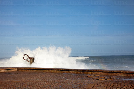 08917-Peine del Viento abrazado por una ola. San Sebastián, Gip