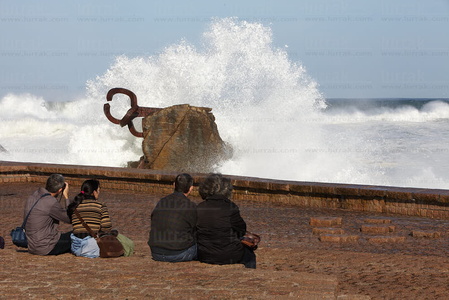 08929-Espectáculo de olas en el Peine del Viento. San Sebastiá