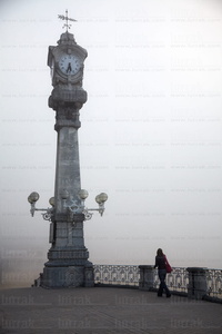 08964-Niebla en los Relojes del Paseo de la Concha, San Sebasti