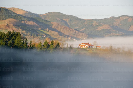 08MOA0048-Paisaje, Niebla, Idiazabal, Gipuzkoa, Euskadi