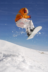 08RT0003-Salto con Snowboard, Irati, Zuberoa, Pais Vasco Frances