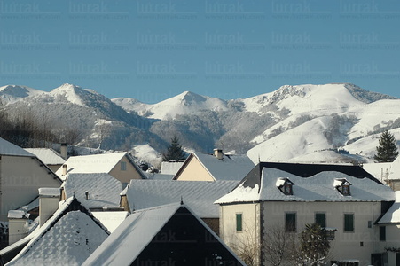 08RT0015-Caserios en invierno, Larrau, Zuberoa, Pais Vasco Franc