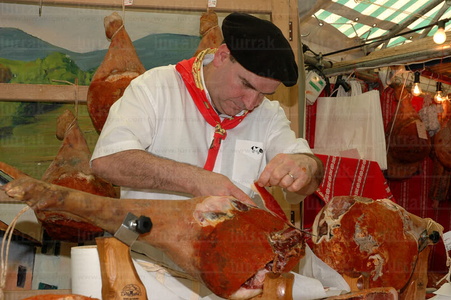 08RT0125-Cortando jamón. Bayona, Lapurdi, Francia