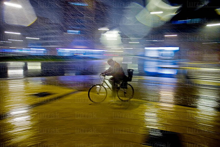 09PJP_0007-Hombre en bicicleta un dia de nieve por la avenida de