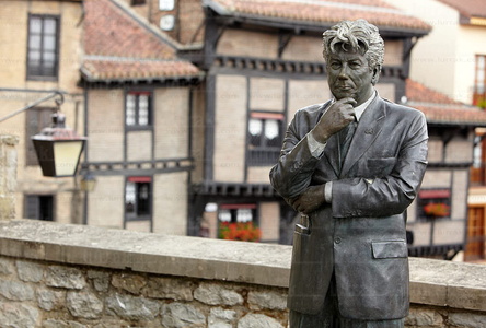 09PXE_509-Estatua de Ken Follet. Vitoria, Alava, Euskadi