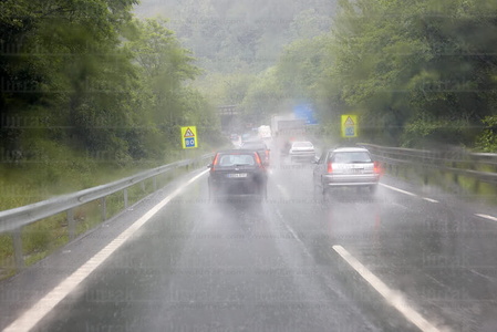 09PXE_539-Tráfico en la carretera un dia de lluvia. Gipuzkoa, E