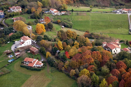 09PXE_579-Vista aérea de caseríos en otoño. Hondarribia, Gipu