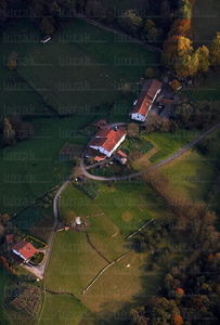 09PXE_602-Vista aérea de caseríos en Orendáin, Gipuzkoa, Eusk