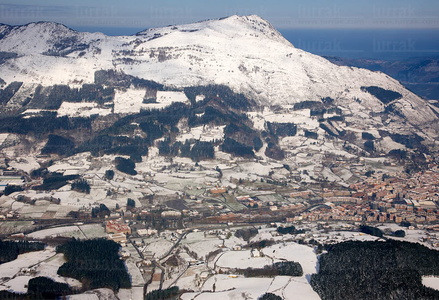 09PXE_659-Vista aérea con nieve Monte Erlo, Macizo de Izarraitz