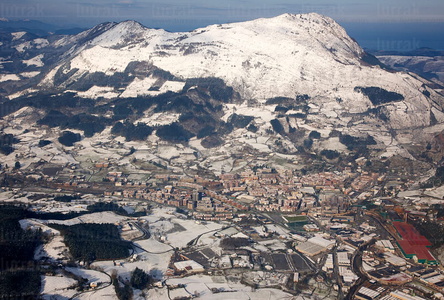 09PXE_661-Vista aérea con nieve Monte Erlo, Macizo de Izarraitz