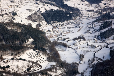 09PXE_662-Vista aérea con nieve de un paisaje en  Gipuzkoa, Eus