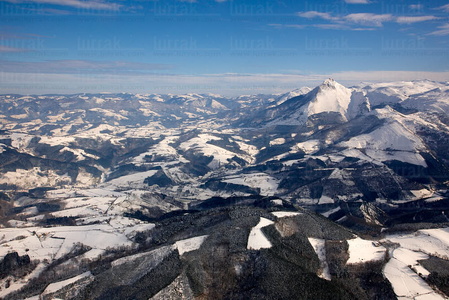 09PXE_667-Vista aérea con nieve del Monte Txindoki. Sierra de A