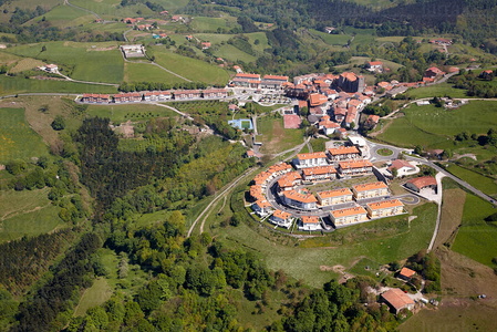 09PXE_786-Vista aérea del pueblo de Aia, Gipuzkoa, Euskadi