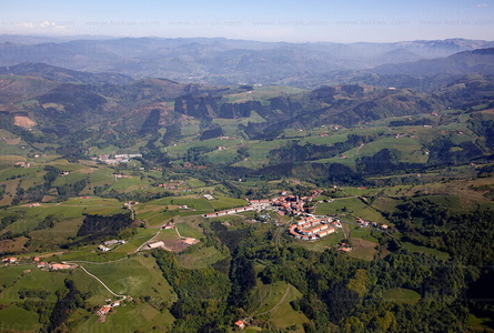 09PXE_791-Vista aérea del pueblo de Aia, Gipuzkoa, Euskadi