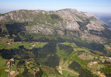 09PXE_825-Vista aérea del Monte Erlo en el macizo de Izarraitz,