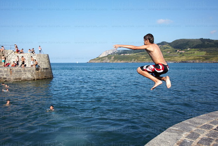 011MDR_0832-Bañistas. Puerto de Mundaka, Bizkaia, Euskadi