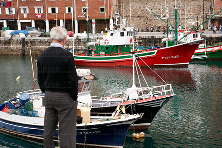 011PXE_1347-Jubilado observa el puerto de Donostia. Gipuzkoa, Eu