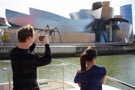 012MDR_0634-Turistas. Bilboats, Museo Guggenheim. Bilbao, Bizkai