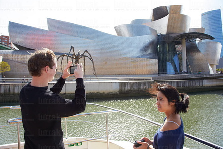 012MDR_0635-Turistas. Bilboats, Museo Guggenheim. Bilbao, Bizkai