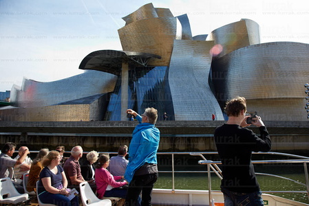 012MDR_0636-Turistas. Bilboats, Museo Guggenheim. Bilbao, Bizkai