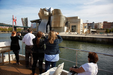 012MDR_0645-Turistas. Bilboats, Museo Guggenheim. Bilbao, Bizkai