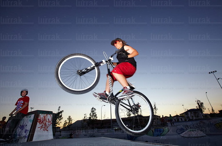 012PXE_0192-Bicicleta BMX. Skate Park. Irún, Gipuzkoa, Euskadi