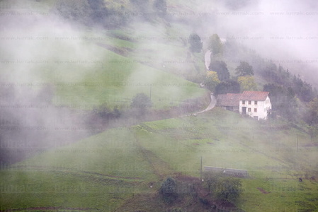 013PXE_0180-Caserío con Niebla. Elgóibar, Gipuzkoa, Euskadi