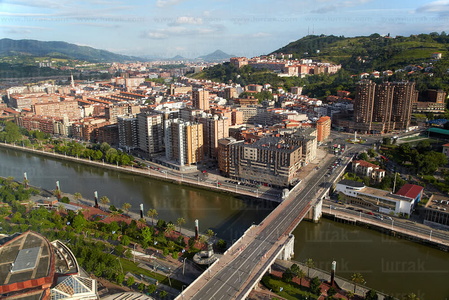 013PXE_573-Vista aérea del Puente de Deusto y el barrio. Bilbao