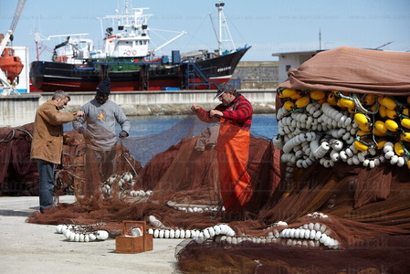 09601-Trabajadores. Puerto pesquero. Ondárroa, Bizkaia, Euskadi