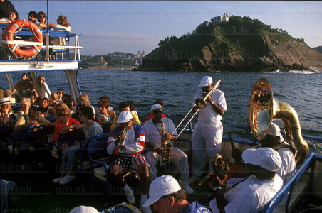 00065-Big band tocando jazz en el barco Ciudad de San Sebastian